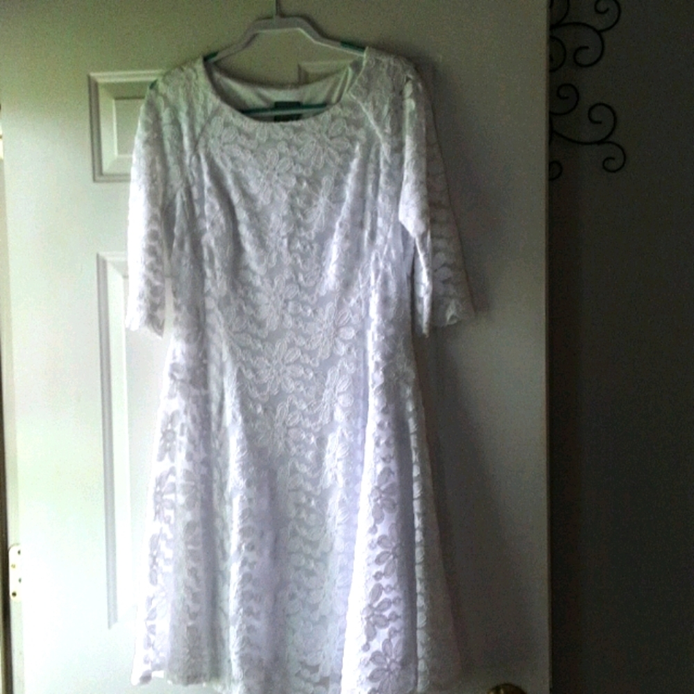 White Lacey flower dress.Never worn size 18